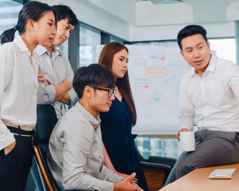 Hình ảnh người chơi sclub88 đang tận hưởng trò chơi một cách có trách nhiệm với biểu tượng lá chắn